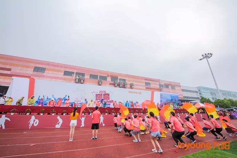 中式鐵釜幫運(yùn)動隊(duì)表演